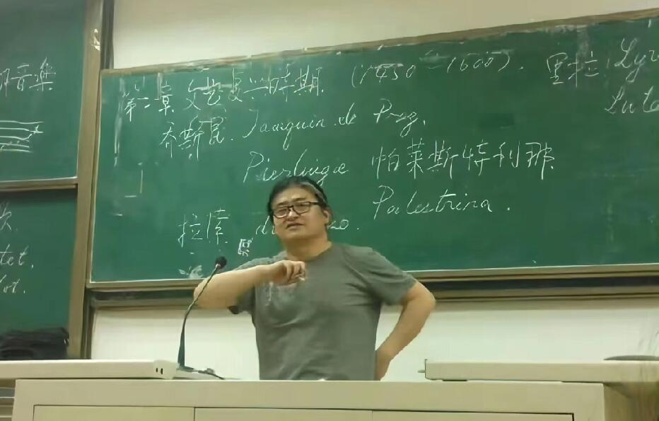 这是一张老照片，歌手刘欢在对外经贸大学时讲课时的情景，他穿搭好朴素，感觉一直以来