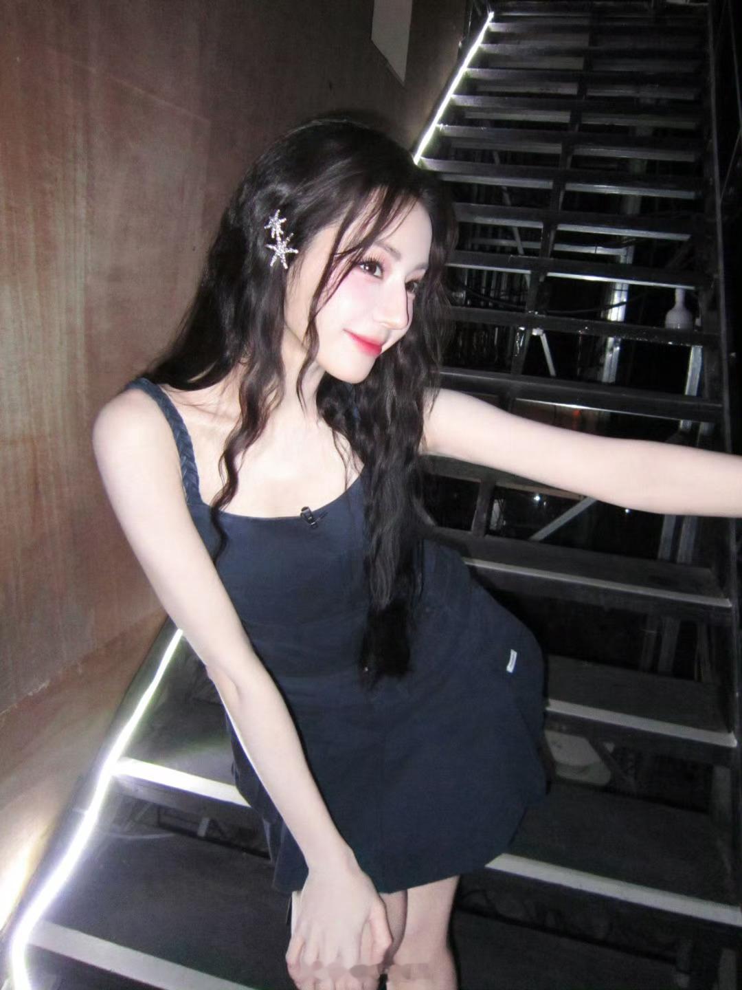 迪丽热巴工作室营业，美神就是美神，每一个动作都能捕获大家的内心，狠狠地期待《枭起