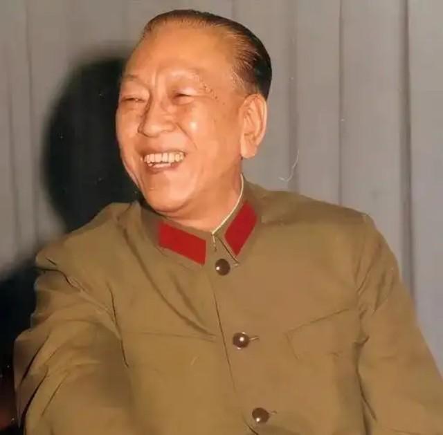 1950年，中国驻瑞典大使耿飚遭到瑞典军官的轻视：“你带过多少兵？”谁知耿飚轻飘