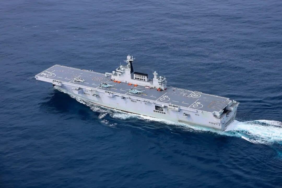 南部战区海军两栖攻击舰编队训练。参加训练的有075型两栖攻击舰，055大驱，直-