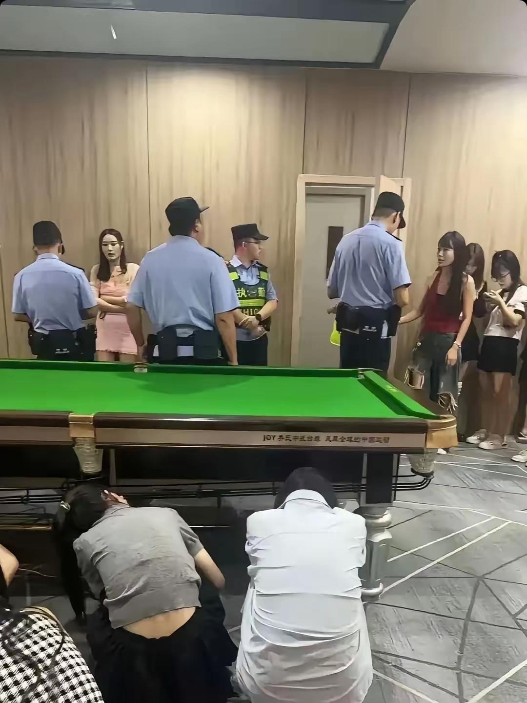 估计是台球厅内因为球技问题大家，被叔叔们教育了，希望苦练球技，不要斗殴！