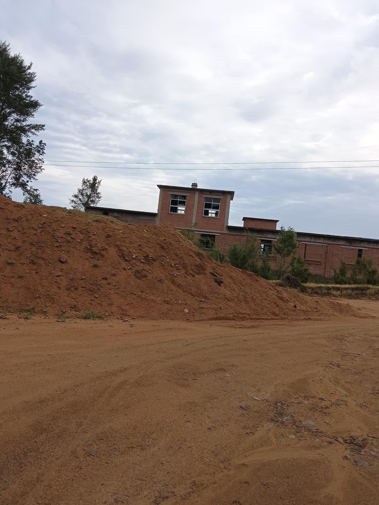 荒凉工地，红土堆积，静待新建筑拔地而起。