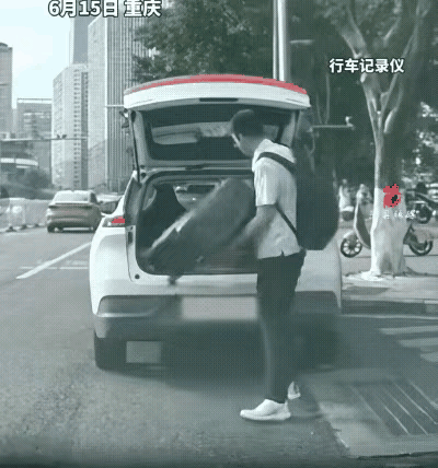哎哟喂，这是谁家公子呀？看着年龄不大，脾气可不小！

只因为乘坐出租车，出租司机