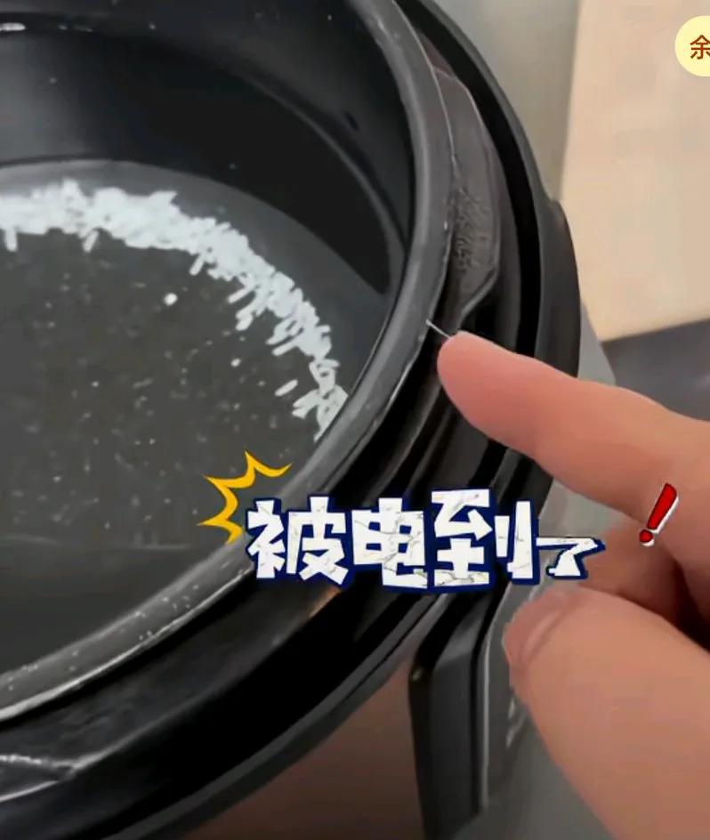 网友网购电饭煲漏电，商家让其提供视频证明，
灯泡放上去就会亮，
手也被电流电到，