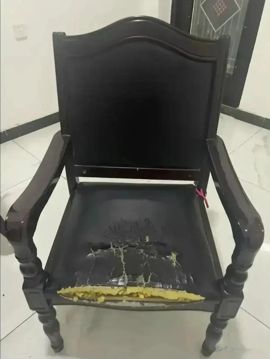 潍坊两干部在战斗时用过的这把椅子，不得不说基层的条件确实非常的艰苦。
我们从这把