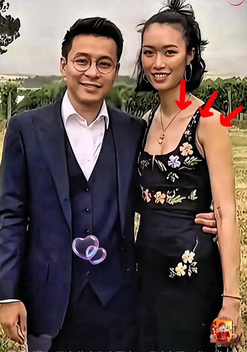 直到看见霍启仁的老婆南风
我才发现一个问题
香港的有钱人
他们找媳妇看重的不是漂