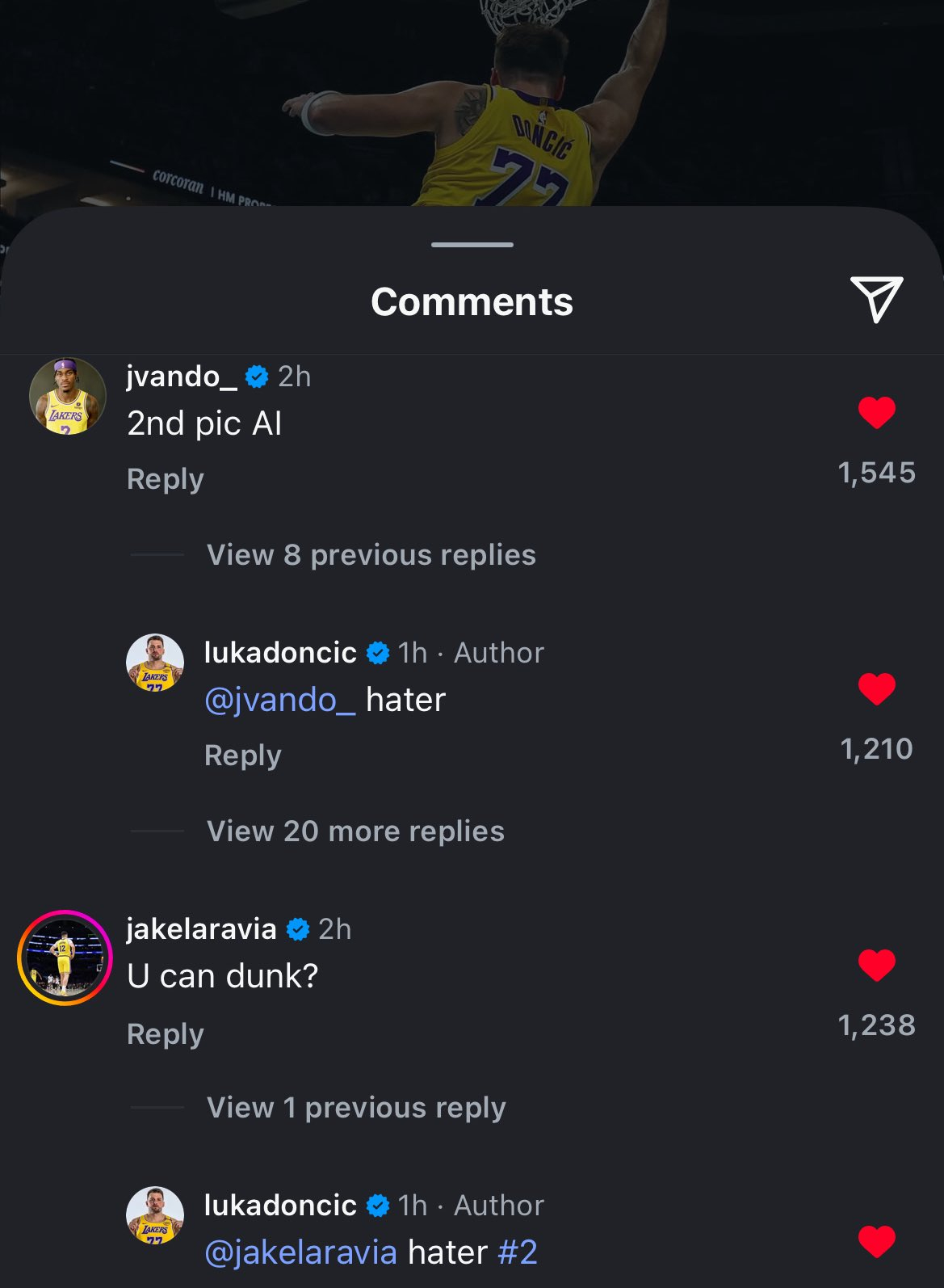 湖人队内互黑氛围东契奇IG晒出自己扣篮照片，范德比尔特留言说第二张图是AI，东契