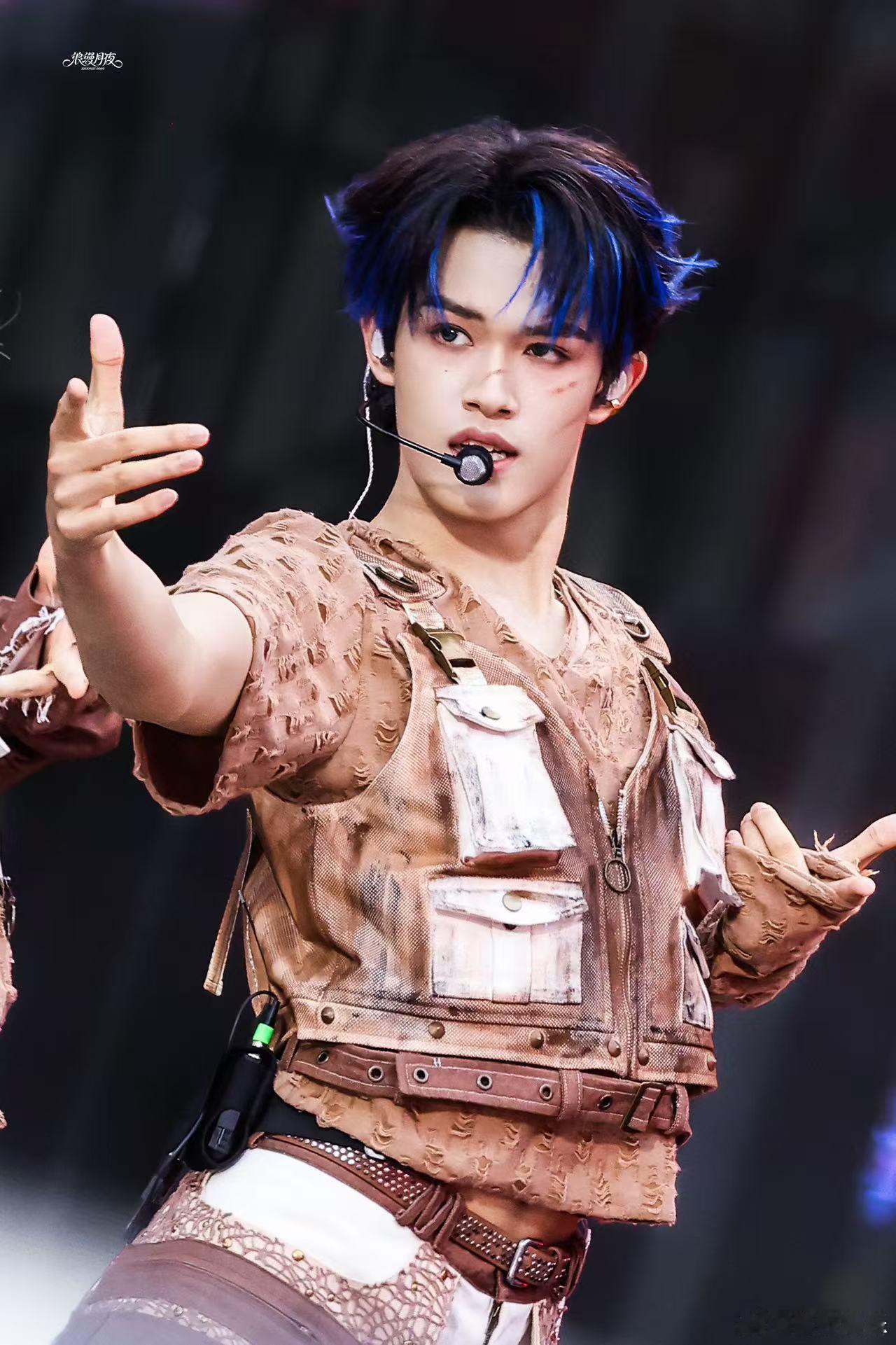 张极蓝发挑染 张极蓝发挑染直接帅出新高度，清冷氛围感拉满，男神气质藏不住 