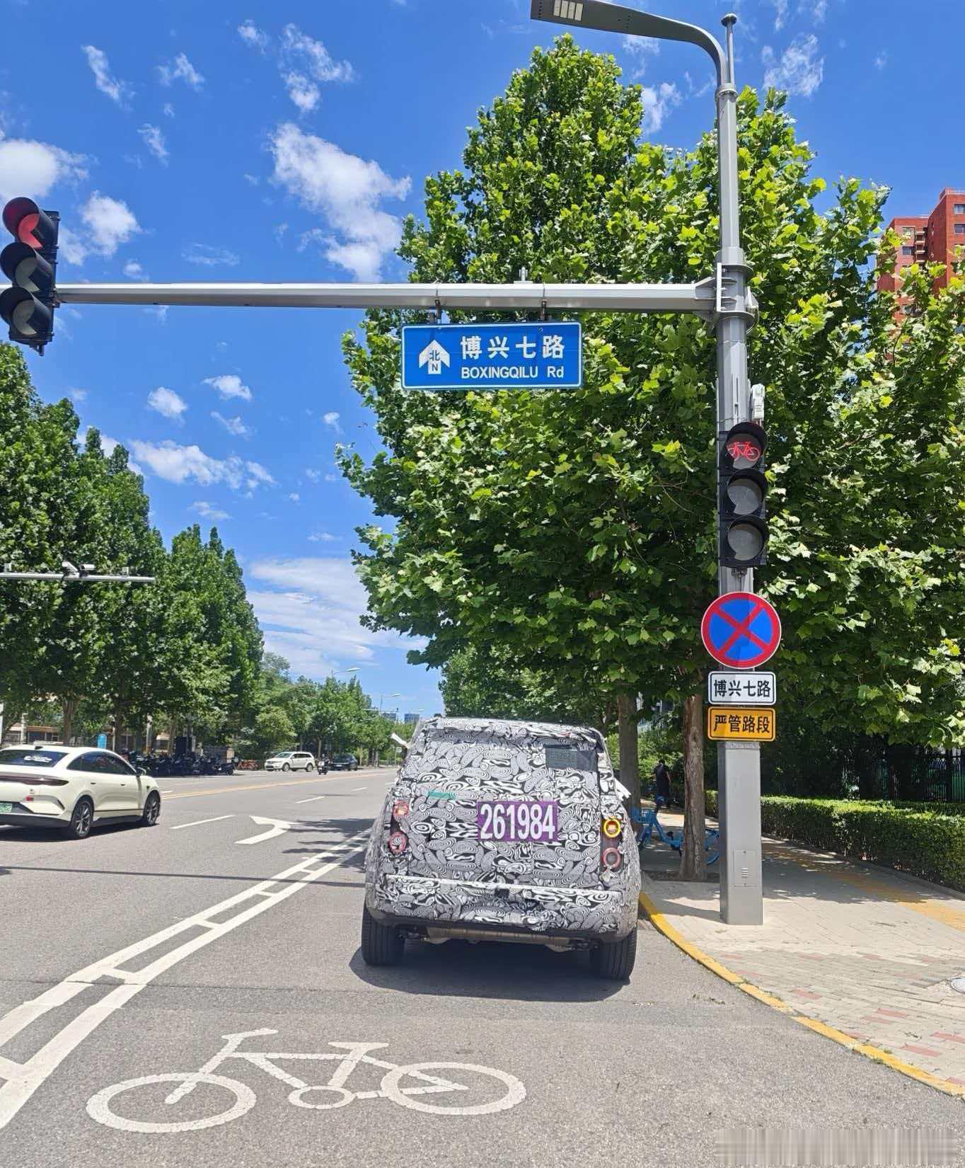 享界g9 的路试车被拍到的越来越多，方盒子又高又大，在东北，很多女司机也爱开这种