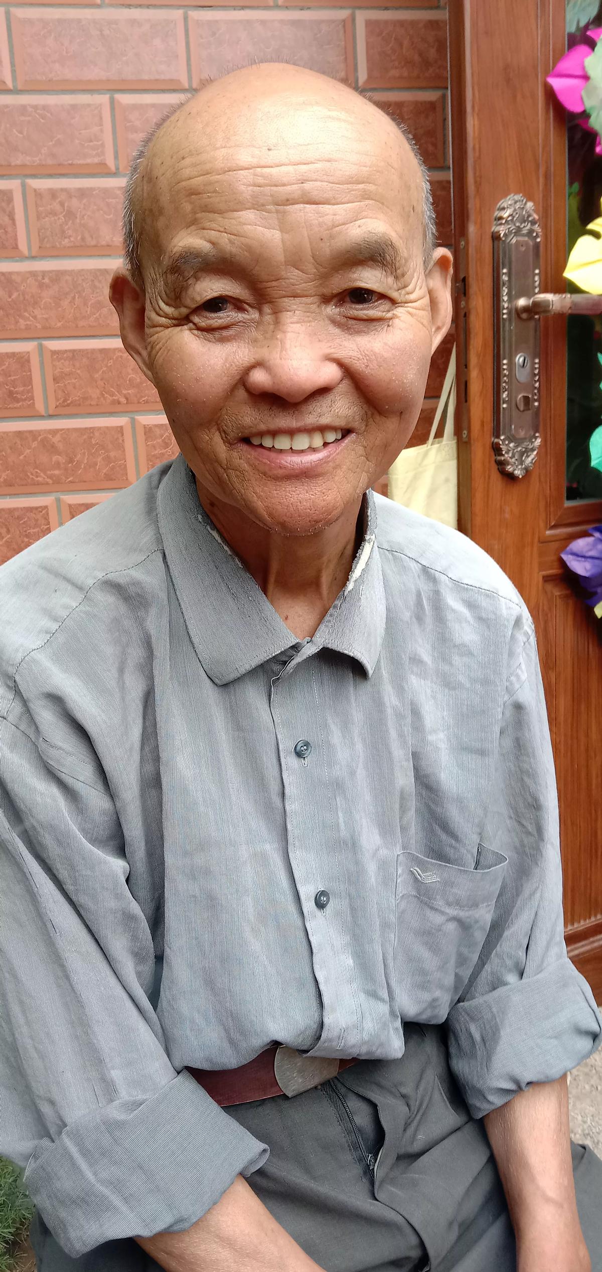 老村医转行当保姆，竟被两家雇主当街争抢。

上一家老人刚走，下一家就上门抢人。