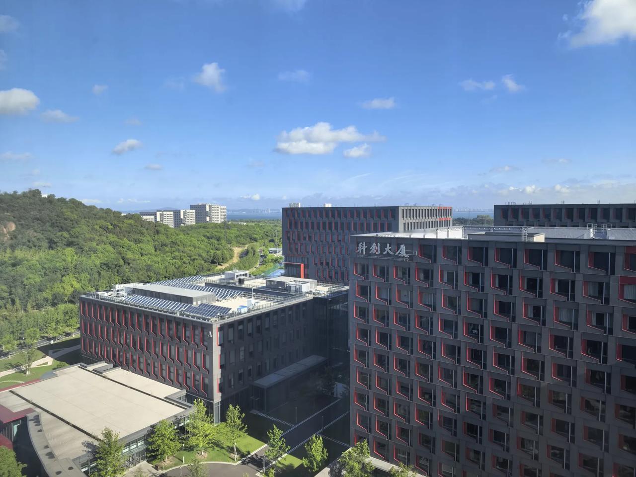 到苏州开个会，会场在南京大学苏州校区的学术交流中心。这个校区去年12月份才全面启