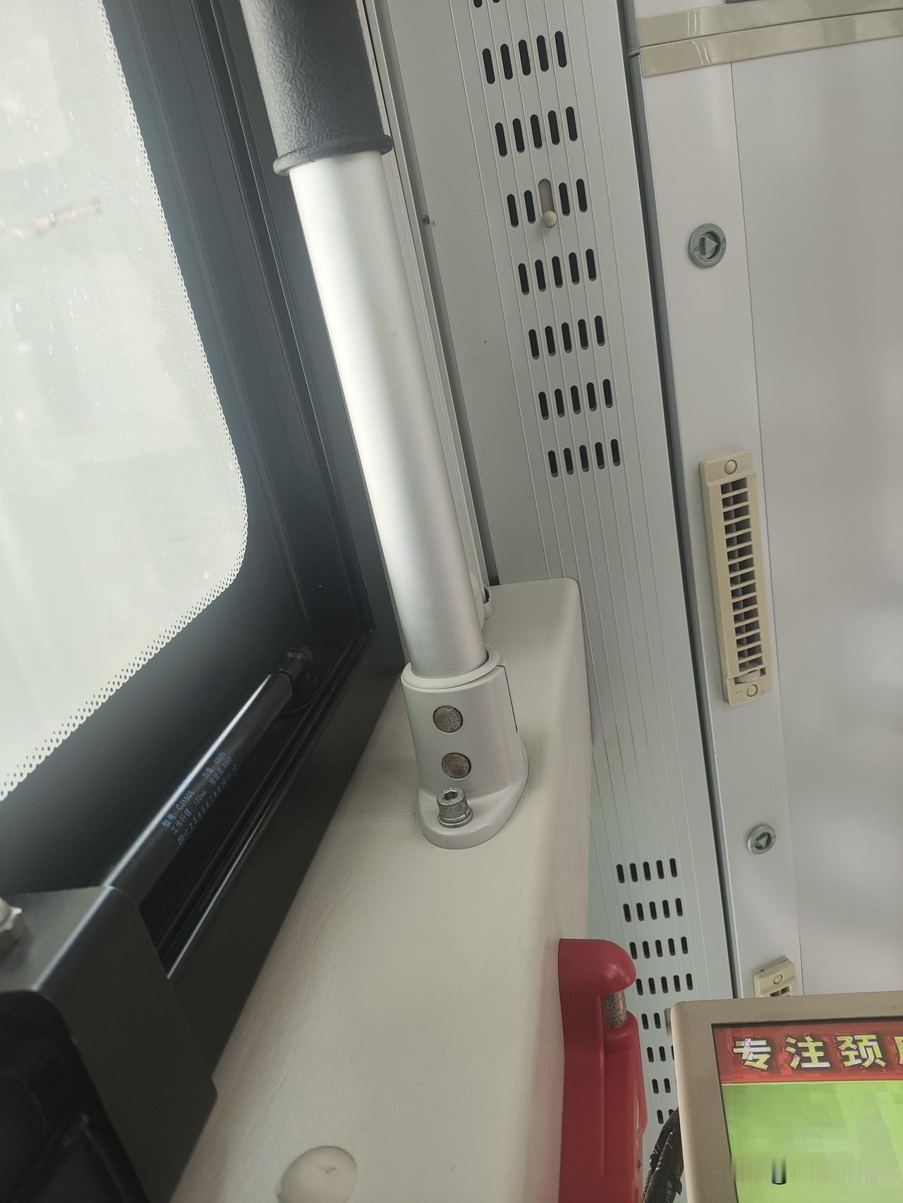 大连公交按时全开空调，对比欧洲酷暑，这才是实实在在的民生温度
 
入夏酷暑来临，