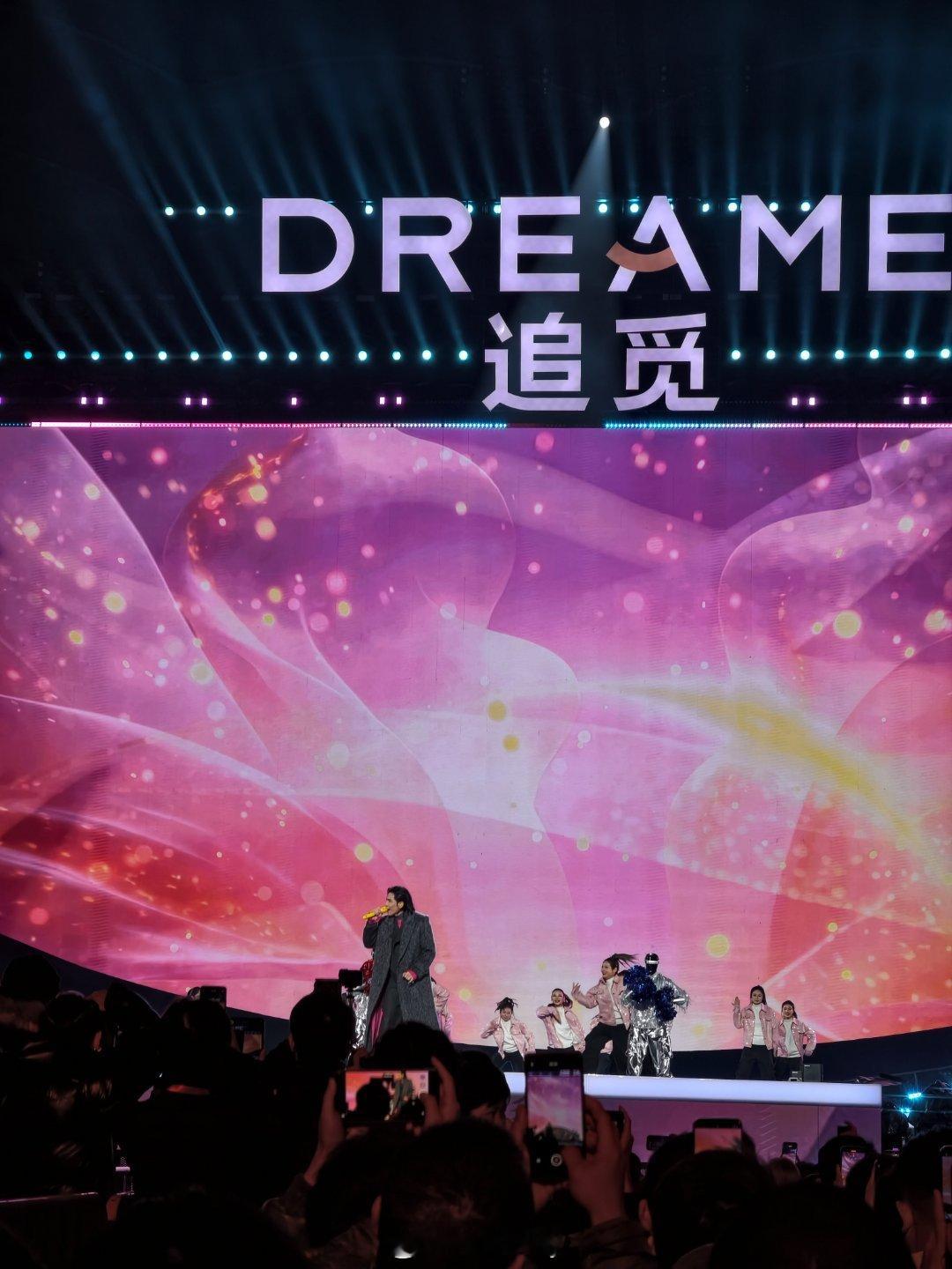 追觅自研机器人魔法原子给萧敬腾伴舞，现场还秀一段倒立舞蹈，太可爱了！老板请看演唱