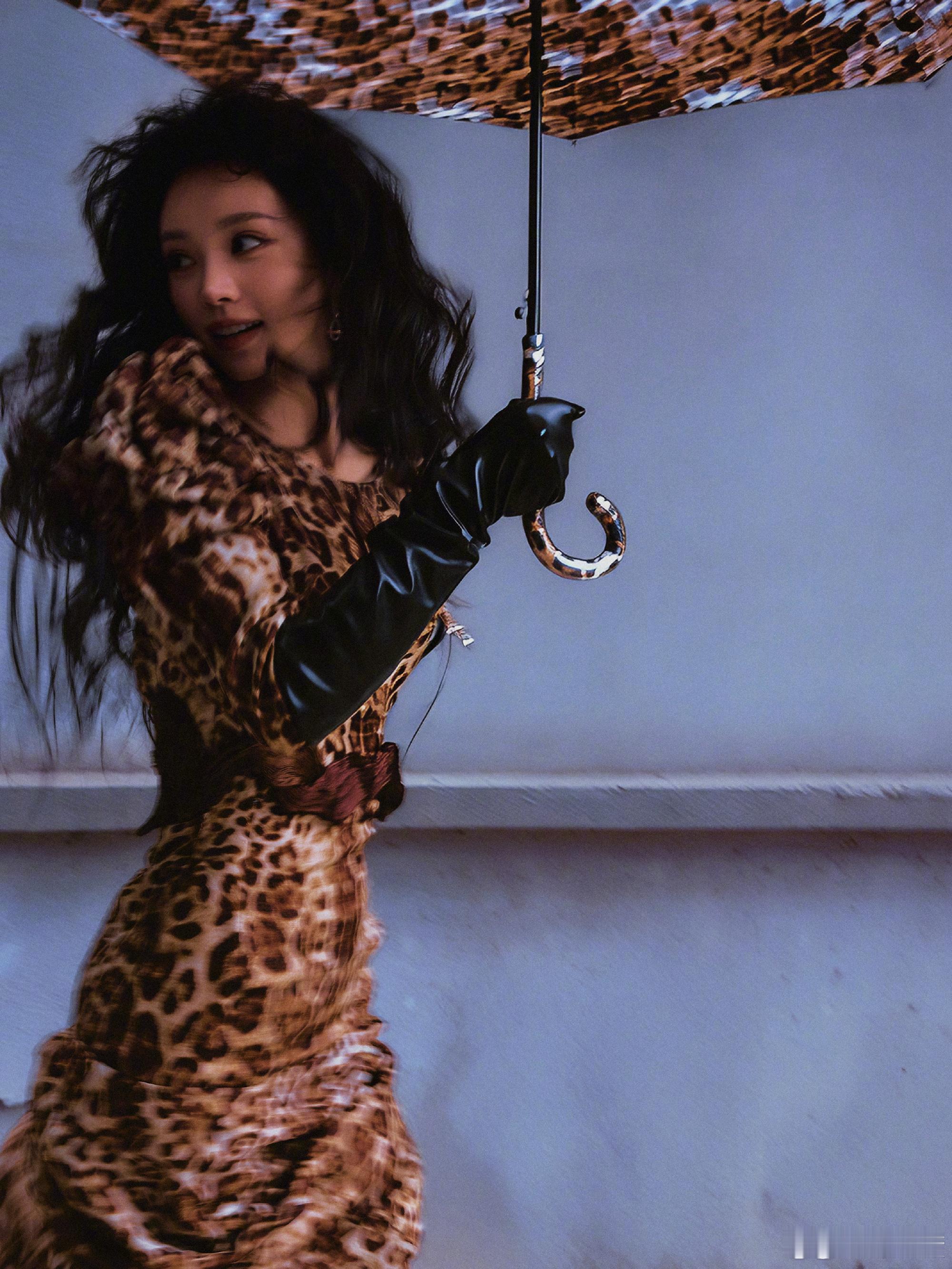 田曦薇港风豹纹田曦薇豹纹裙好辣天呐！！快把介个港风豹纹小田带去尖叫之夜现场！！！