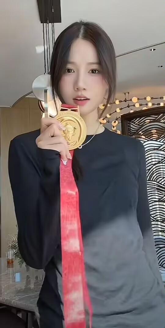 这下出名了
不仅北京，全国人民都知道了
谁能想到，今年的全运会冠军邵雨琪颜值，身