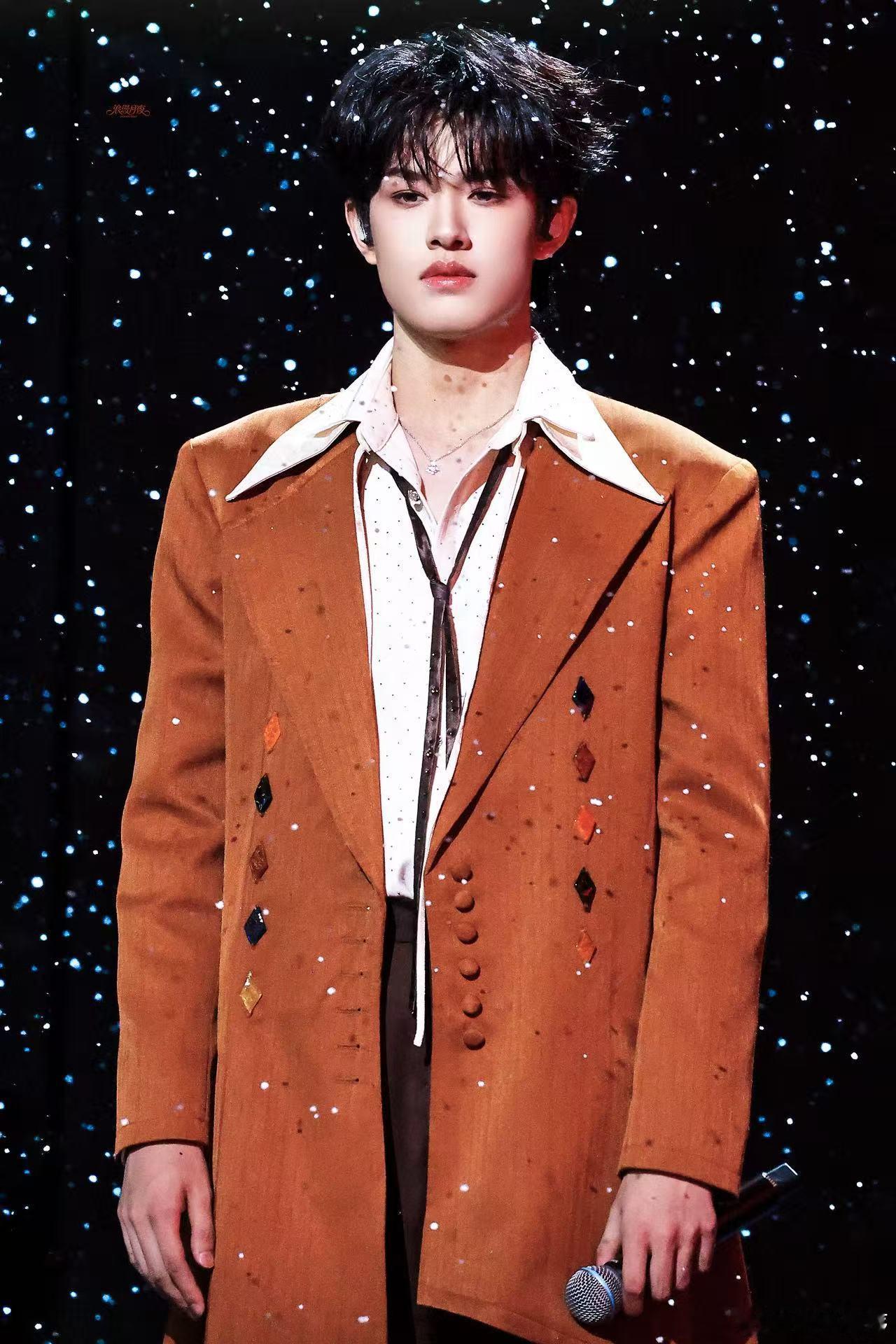 张极 再浪漫一下 少年眼里有星光，舞台上的张极把热爱都唱了出来，浪漫又真诚，每一