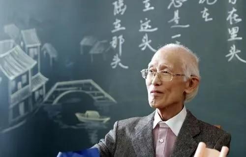 一次，有人问余光中：“李敖总骂你，批评你，你为什么从来不回应呢？”不料余光中沉吟