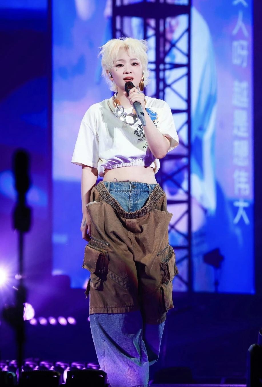 笔笔这条裤子充满玄机，
没有一定胆量的人不敢穿[捂脸]