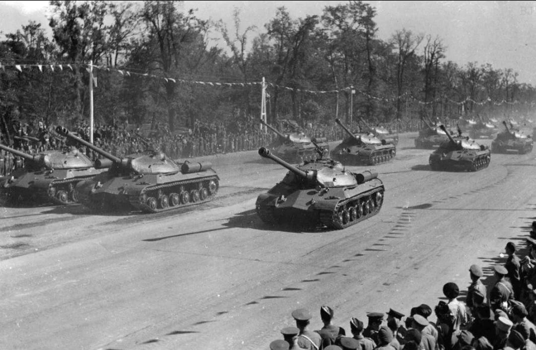 1945—1946年的IS-3，是当时最强的坦克吗？
1945年，苏联推出了重型