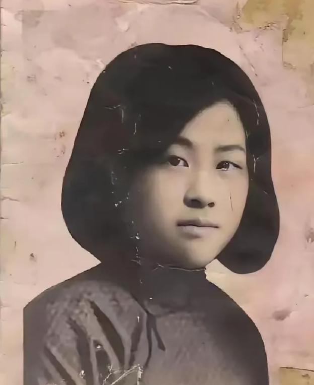 1938年，20岁女地下党被4个特务跟踪三天，到哈尔滨客栈后发现无路可逃，她咬牙