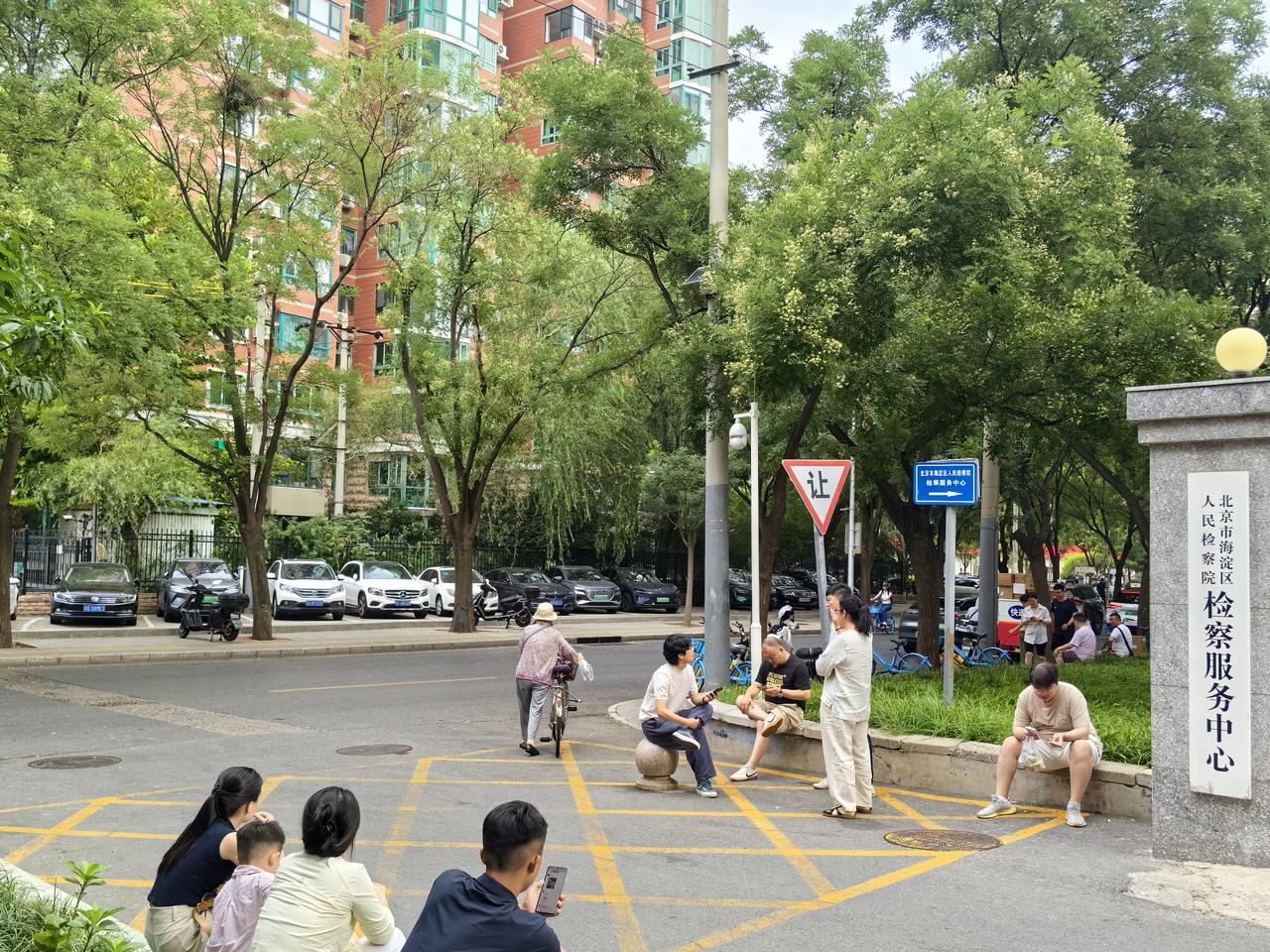 过来办案。一抬头，见一位老阿姨摔倒在马路中央，过往车辆不少，我毫不犹豫地冲了过去
