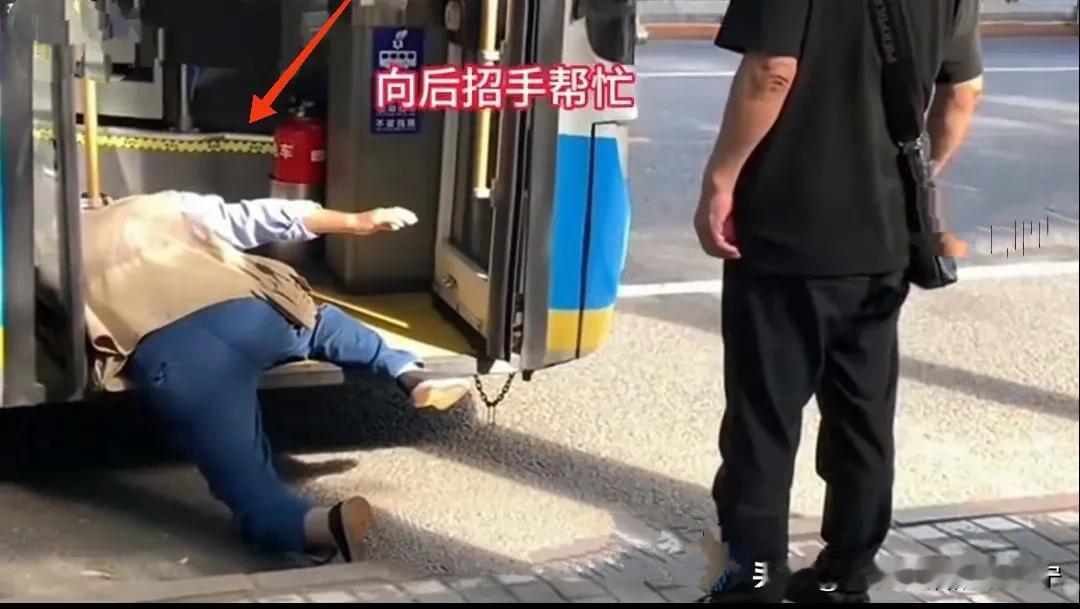 谁又能长生不老呢？等你我年逾花甲，还有人会伸出援助之手吗？
    一位步履蹒跚