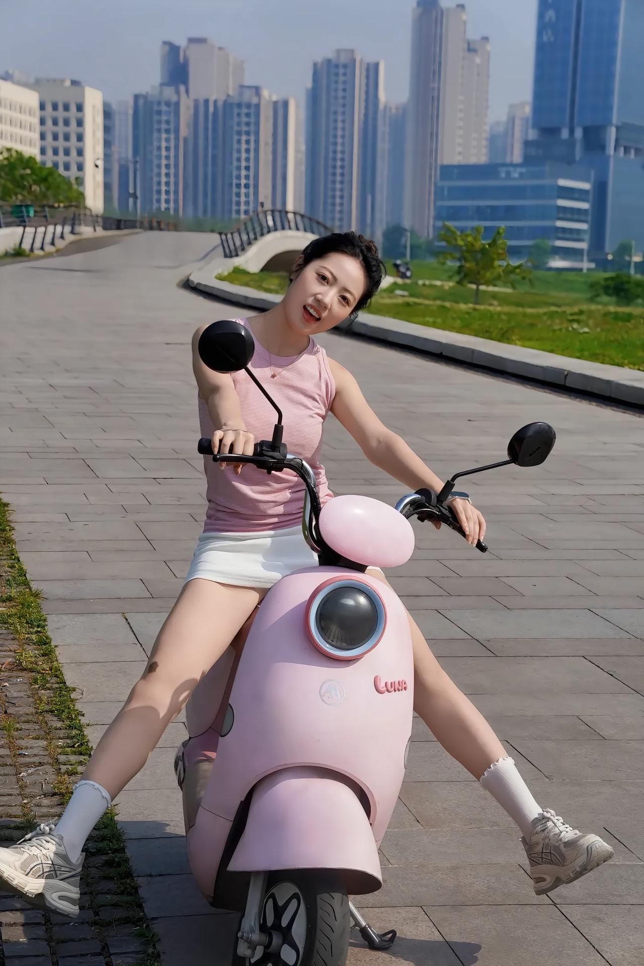 今日穿搭OOTD,搭配幸福的电动车.街拍美女服饰 街拍时尚分享
