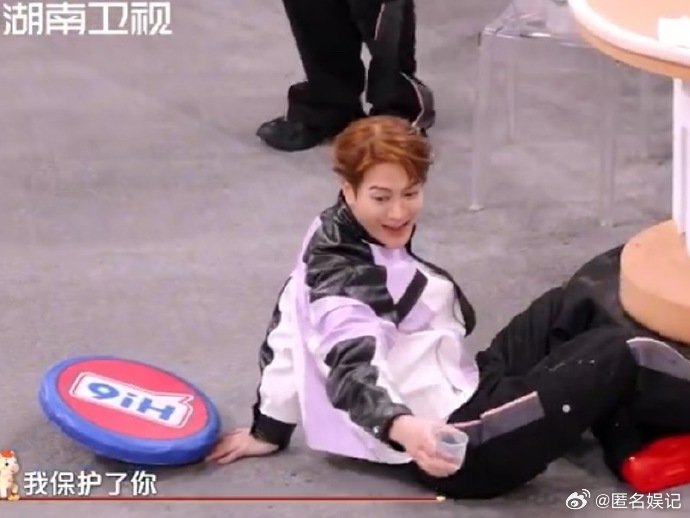 王嘉尔加陈飞宇等于人仰马翻你好星期六泼水游戏被王嘉尔陈飞宇玩出新花样，保护慢半拍