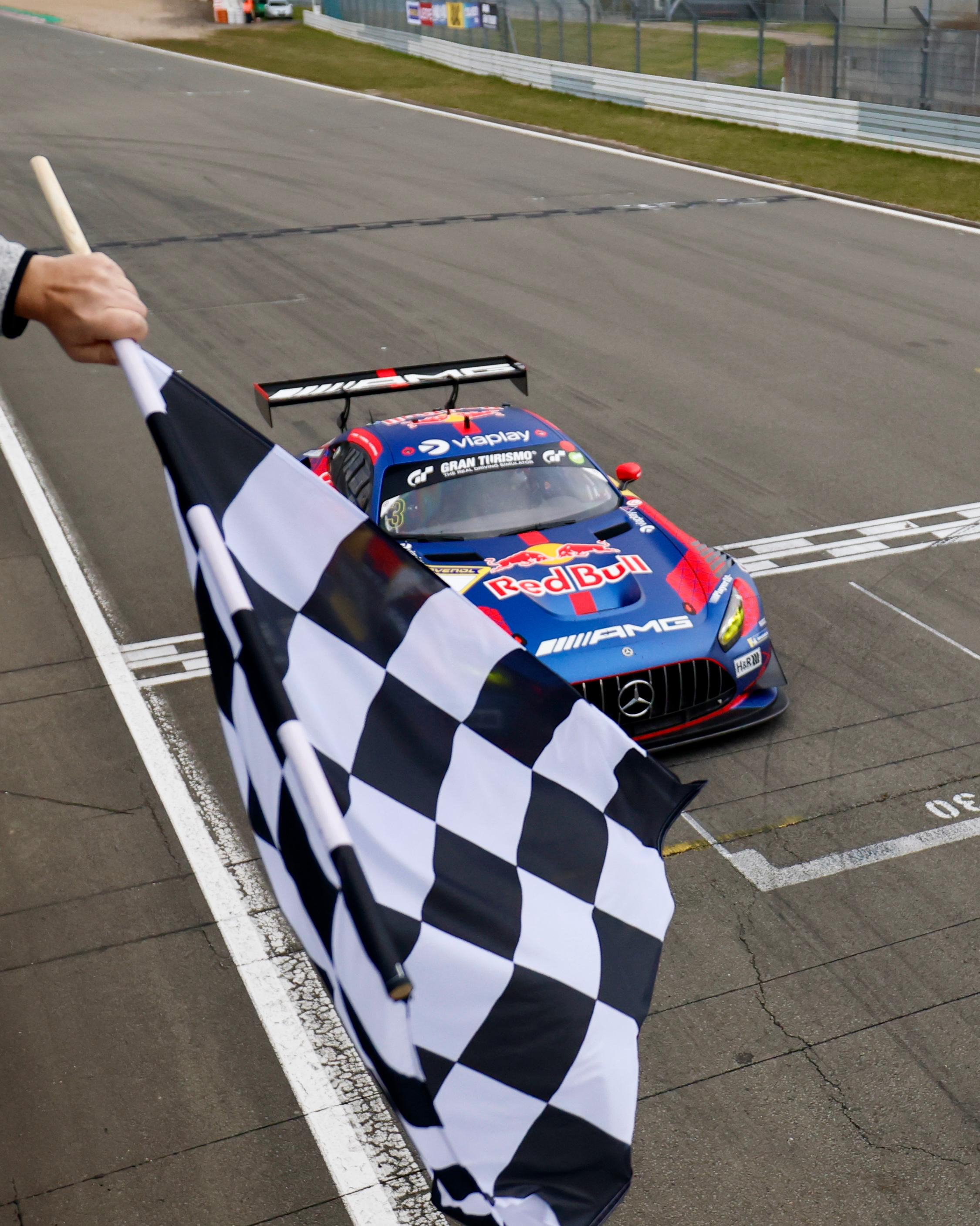 纽博格林耐力系列赛 在昨天的比赛中，率先冲线的Winward Racing赛车最