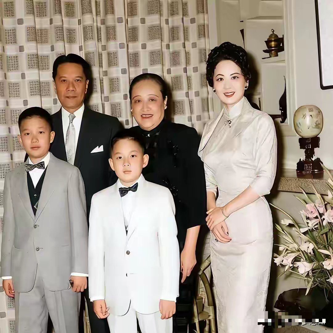 五十年代，宋子安携夫人胡琪英与大姐宋霭龄及孩子们，在寓所合影 