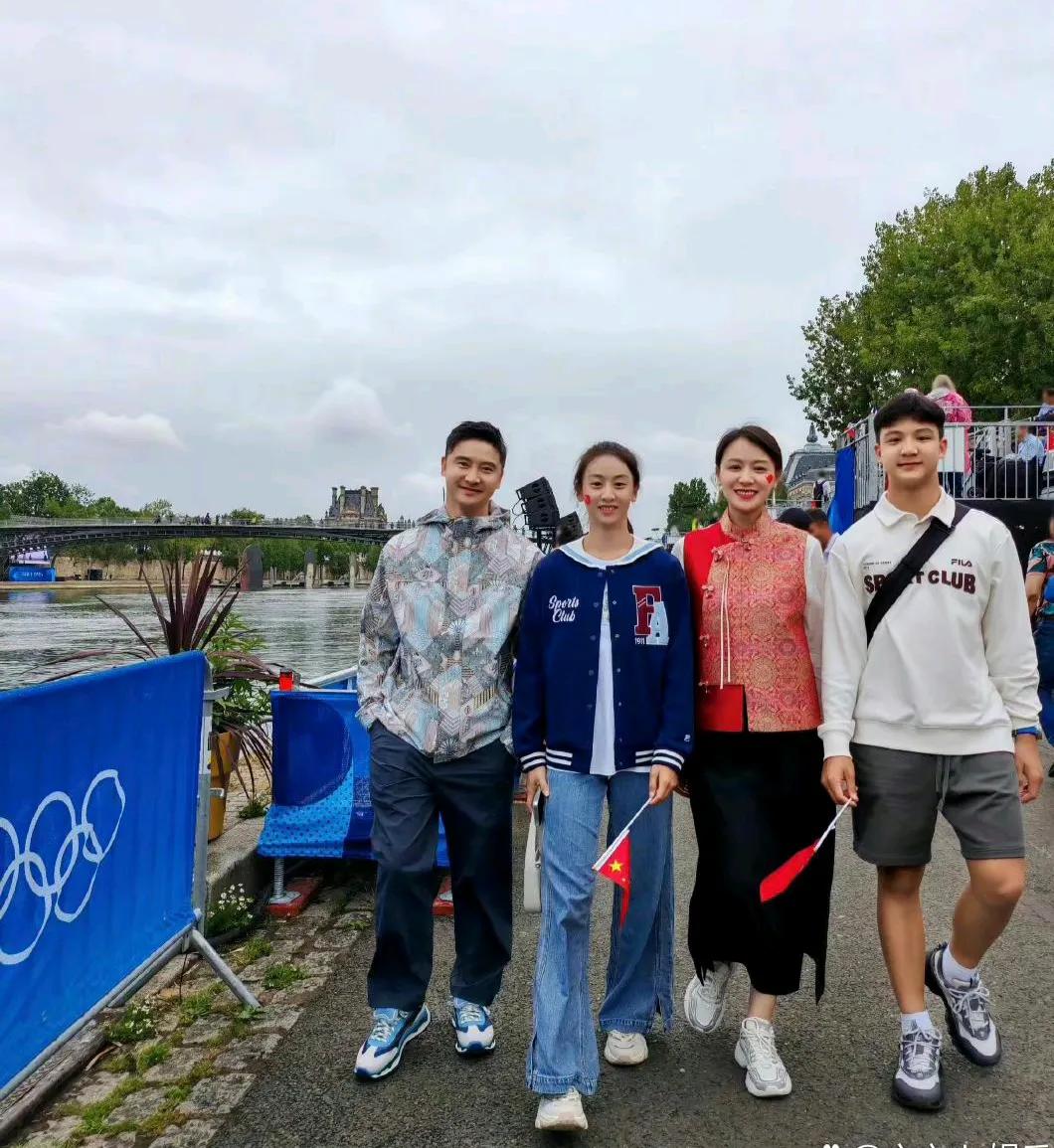 田亮一家在法国看奥运会，真是高颜值的一家人，女儿漂亮 儿子帅气，女儿像妈妈，儿子