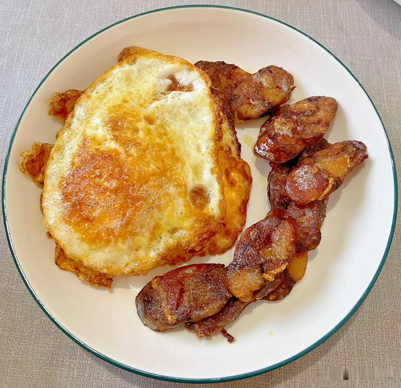 有了剩菜（麻辣香肠、凉拌千层肚、凉拌莴笋丝），那就再出两张手抓饼、两个鸡蛋和一杯