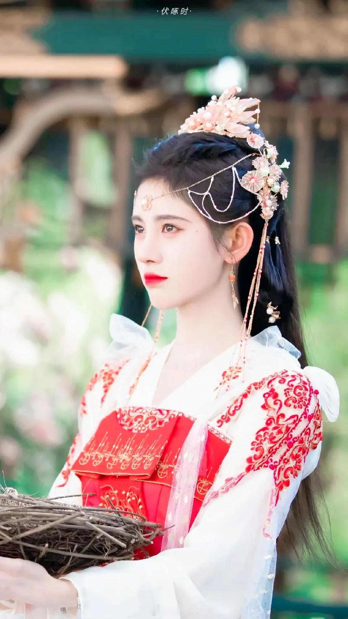 鞠婧祎这是准备拍一辈子古装戏吗？明明现代装也很好看，为什么不多拍一些现代戏呢？ 