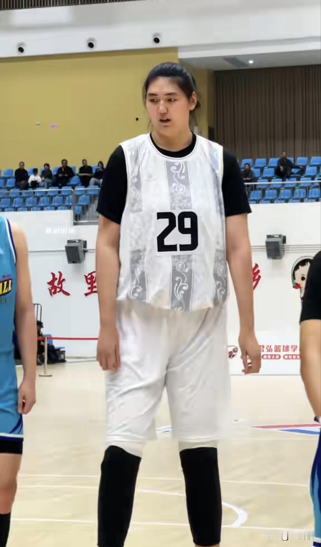 山东女篮什么情况？怎么连张子宇的比赛服都凑不齐，这也有点太草台班子了吧！
在今晚