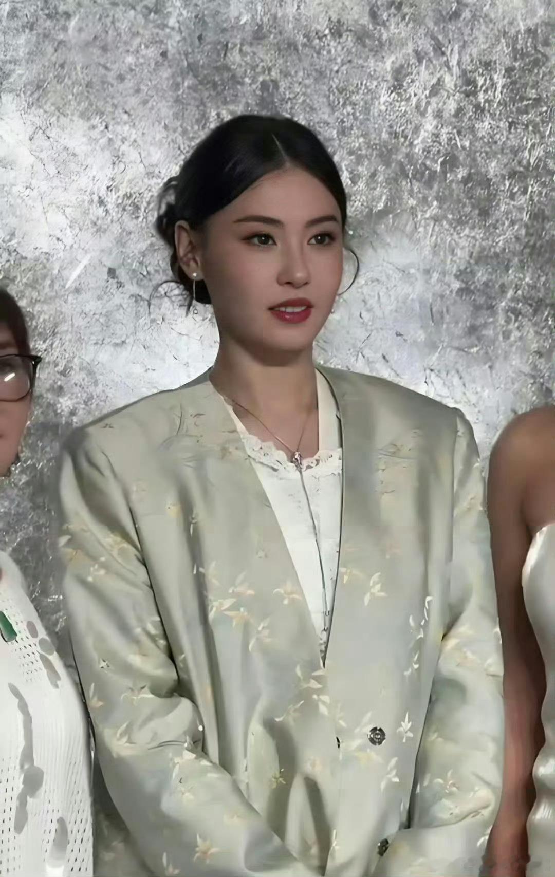 没认出张柏芝 感觉是不是胖了点？浮肿？还是去做了医美呢？整个人的感觉确实变化挺大