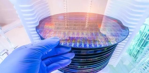 “光刻机没有一个国家可以做得到，美国都造不出，中国根本做不到！”“中国永远都造不