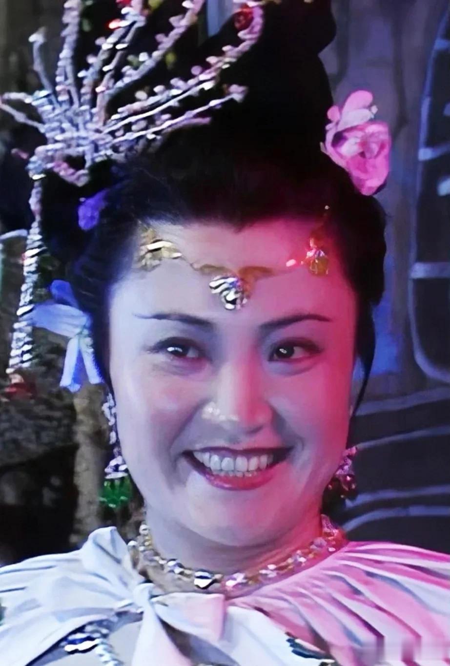 演员杨春霞，饰演白骨精时闹出了很大的笑话，一群人在波月洞拍摄，为了剧情需要，洞内
