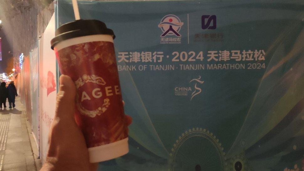 昨天从意式风情街出来，发现施工围挡用了不少2024天津马拉松的宣传物料。 跑步[