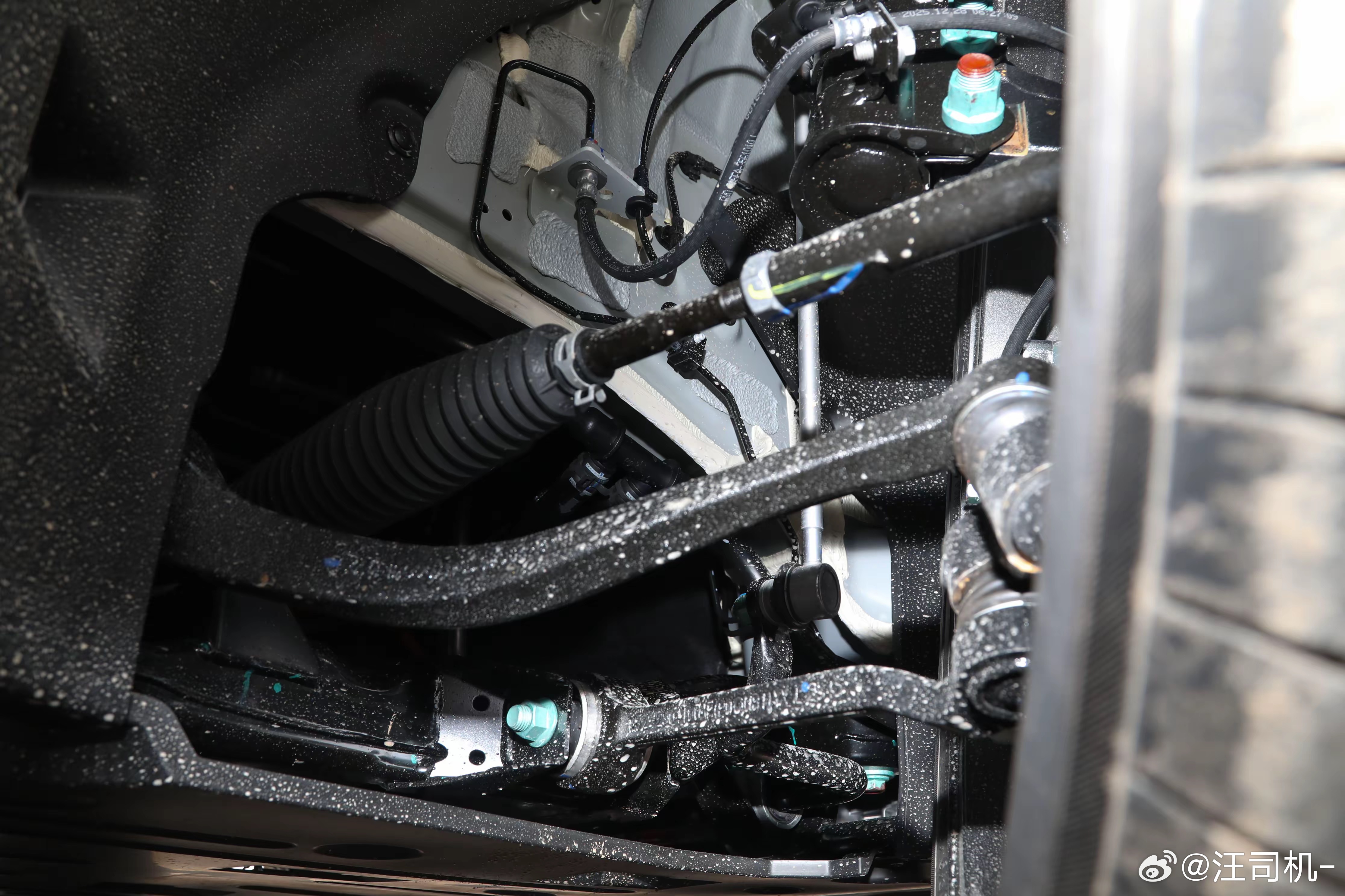 宋Ultra ev还挺正经的，后驱，前双球节麦弗逊，后五连杆 