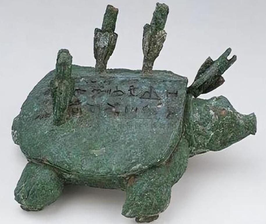 2002年，河南一位老汉在河边钓鱼时，意外钓上来一只“乌龟”。这只乌龟背后插着四