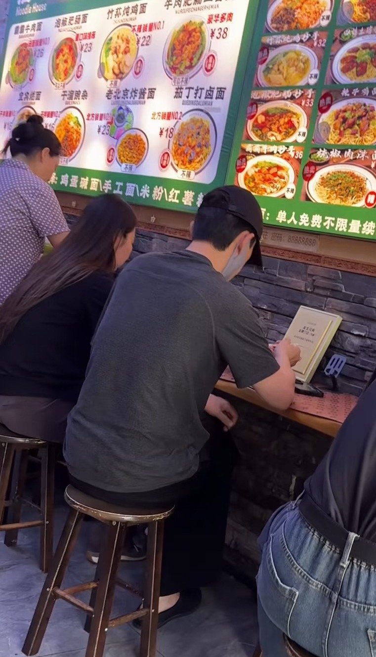 网友吃面偶遇朱一龙，从背影就能看出是大帅哥一枚！