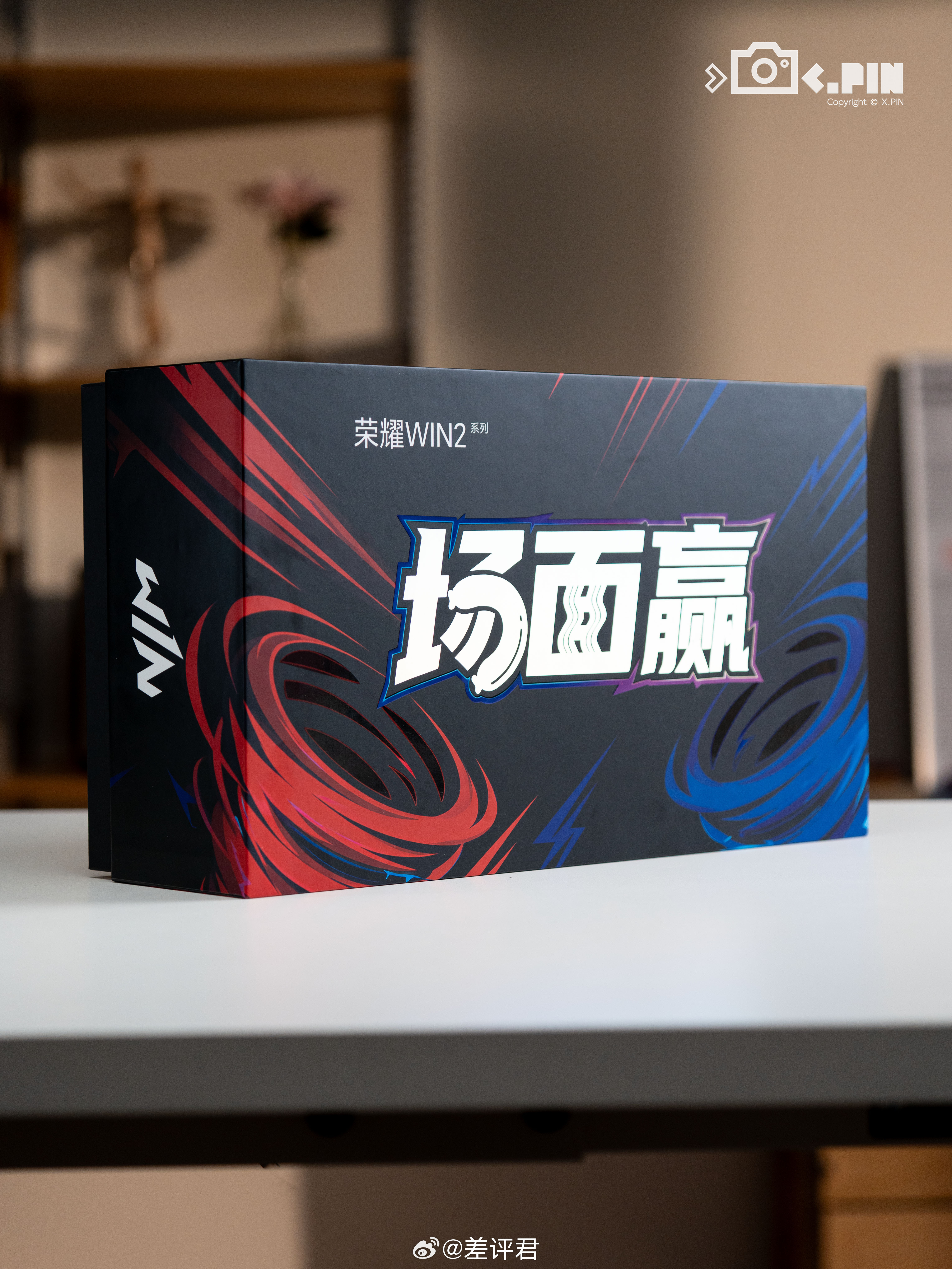 #差评说数码# 收到了荣耀 WIN2 的邀请函，是一桶 “大赢面” 外加四盒 “