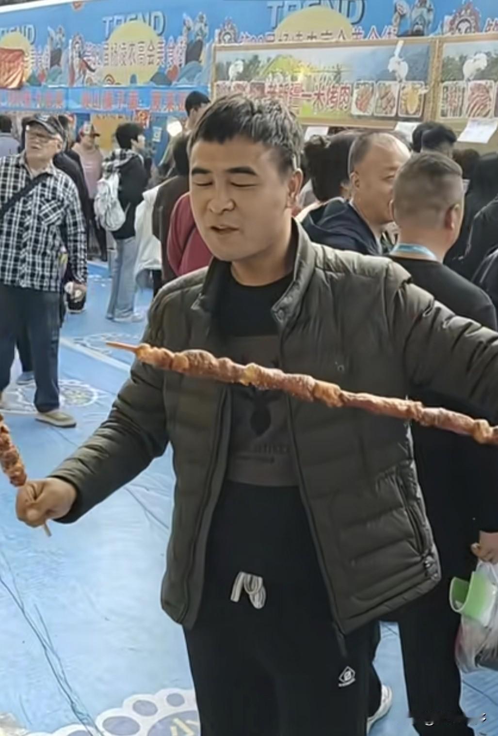 老家杨凌农高会上，有乡党正在吃肉串，他拿的肉串怎么这么长，好奇他能吃完这么多的肉