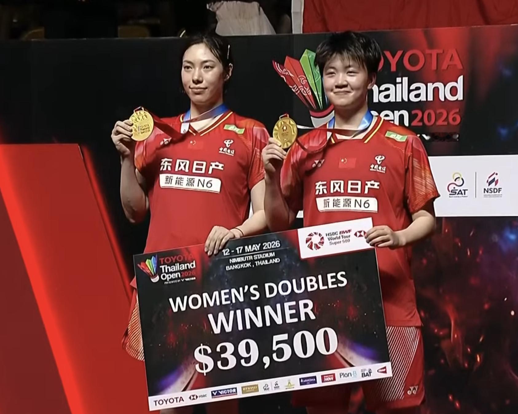 【鲍骊婧/曹梓涵🇨🇳夺冠之路🏆】首轮：21-15、14-3 谢沛珊/洪恩慈