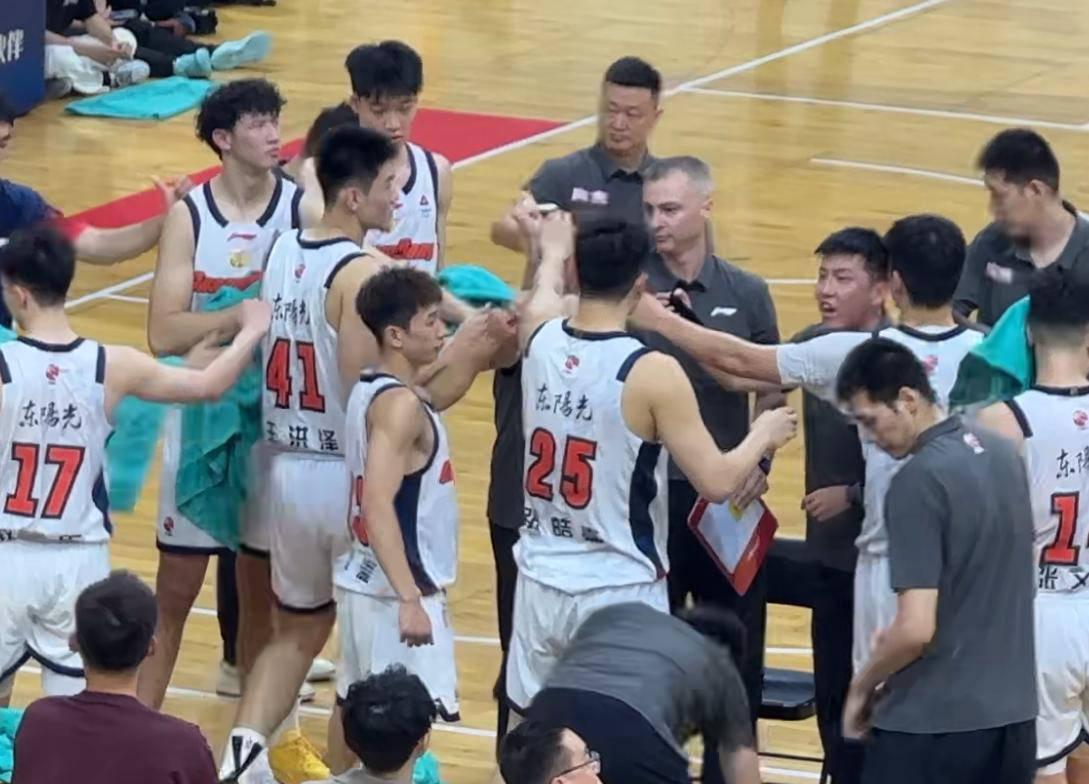 真不怪杜锋不给你机会，确实是你难值得主教练信任。
一直认为换了教练黄明依该涨球了