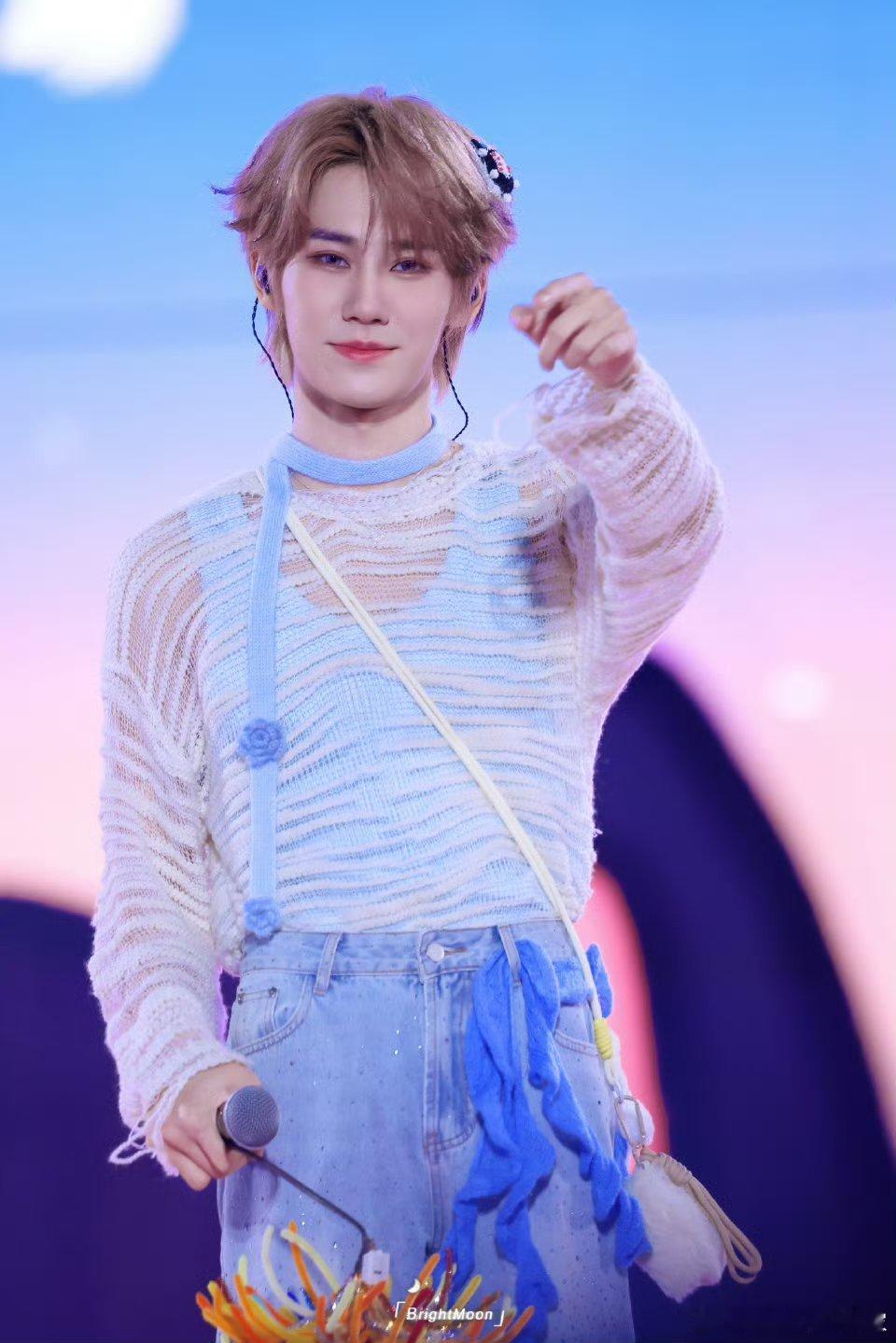 张真源牙钻这次够清晰，这次真的有看见张真源的牙钻啦还是超清晰得那种哈哈哈哈 