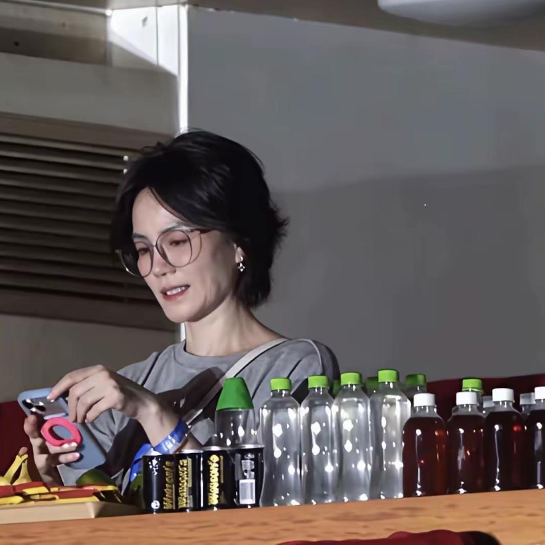 王菲真的太清醒了，
她一定是知道自己会出镜，
所以提前，把自己带矿泉水外包装全部
