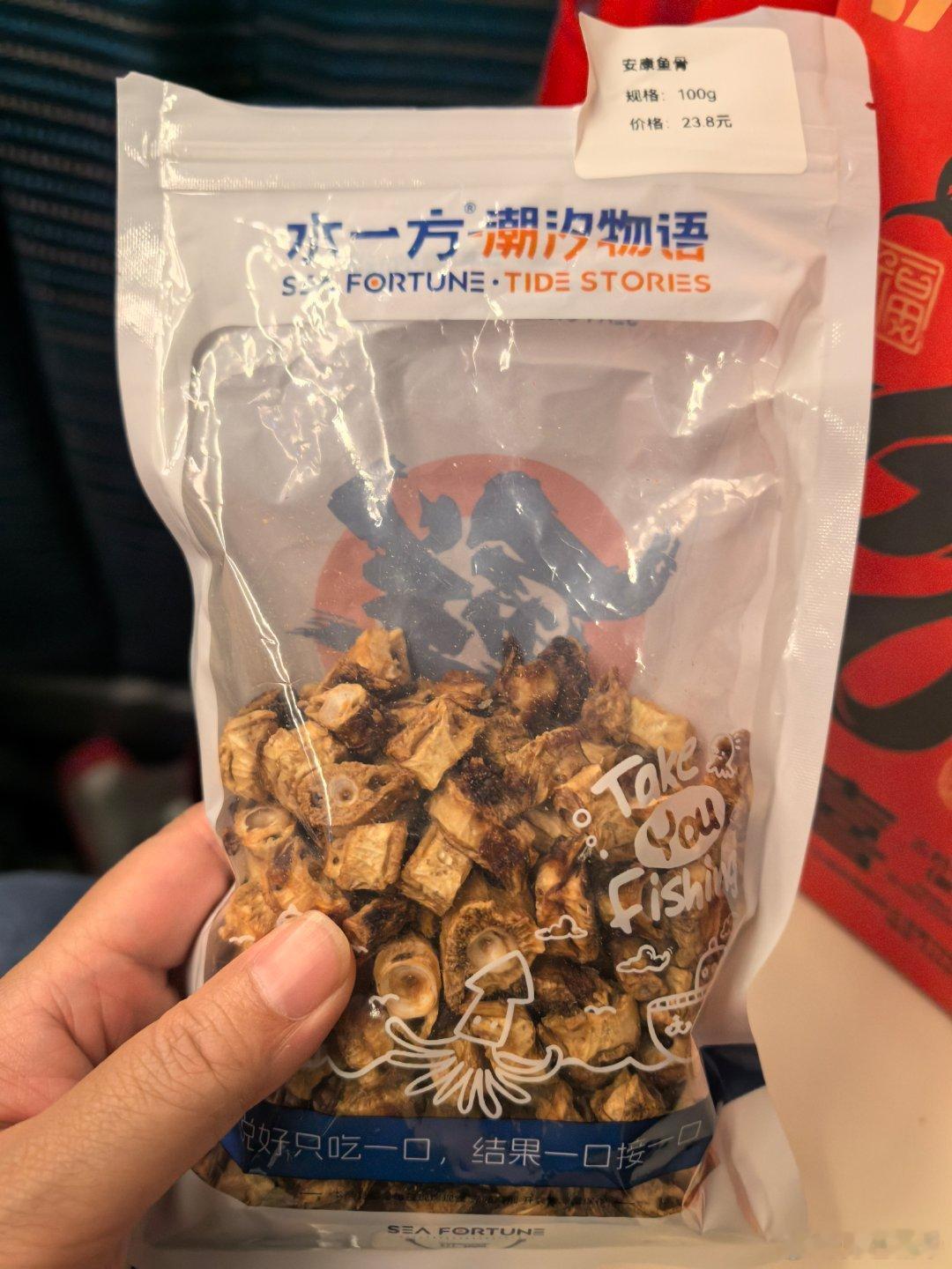 在水一方买了一包安康鱼骨，嘎嘎香，好吃得停不下来。 ​​​