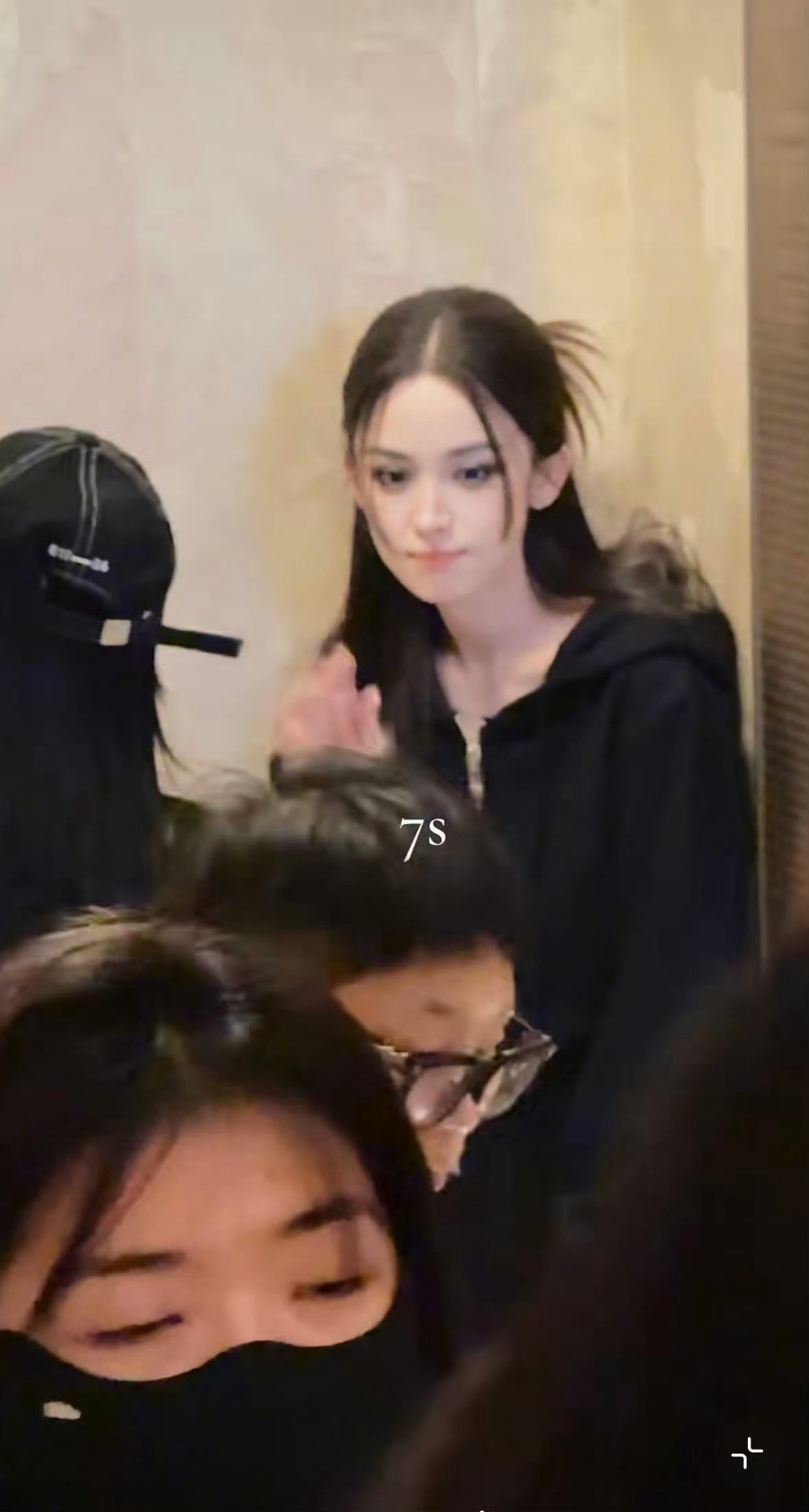 谁懂娜扎这种大美女的质感娜扎大美女的质感置身人群里自带耀眼光芒，优越浓颜五官十分