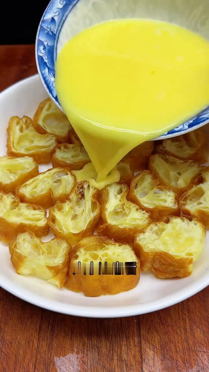 肉末鸡蛋油条。
大家注意看，把油条倒进鸡蛋里面，出锅以后就是星级酒店桌桌必点的一
